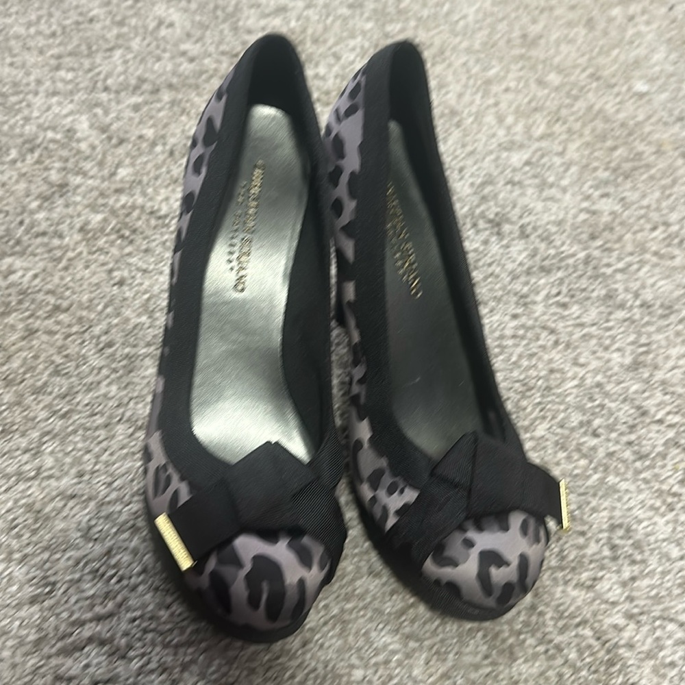 Gray w black cheetah print heels.sz8